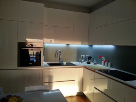 cucina bianco lucido piano in agglomerato di quarzo