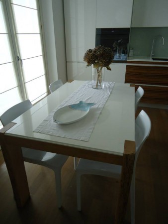 tavolo allungabile piano bianco lucido